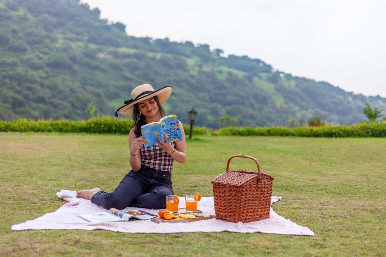 Stayvista'S Shivom Villa 12 - A Serene Escape With Views Of The Valley And Lake 罗纳瓦拉 外观 照片
