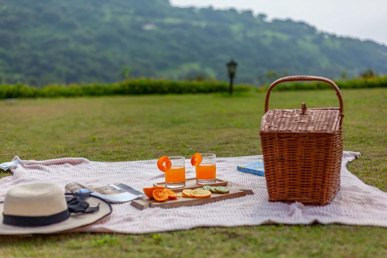 Stayvista'S Shivom Villa 12 - A Serene Escape With Views Of The Valley And Lake 罗纳瓦拉 外观 照片
